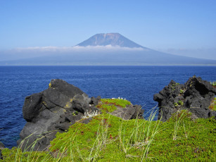 Картинка курилы природа побережье россия море берег вулкан итуруп