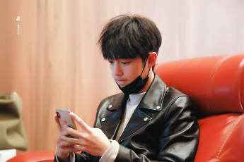 Картинка мужчины xiao+zhan актер маска куртка телефон