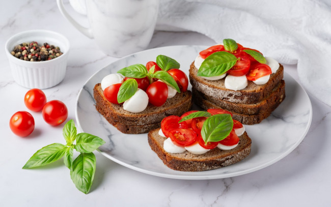 Обои картинки фото еда, бутерброды,  гамбургеры,  канапе, базилик, хлеб, томаты, черри, сыр