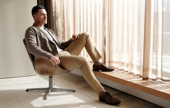 Обои картинки фото мужчины, luke evans, окно, кресло, поза