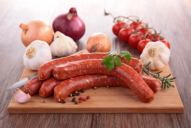 Обои картинки фото еда, колбасные изделия, лук, чеснок, помидоры, колбаса, копченая