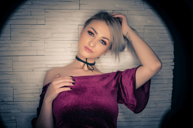 Обои картинки фото kylie jones, девушки, девушка, женщина, блондинка, светловолосая, сексуальная, модель, звезда, позирует, разная, обувь, верхняя, стильная, одежда, нижнее, эротическое, бельё, трусы, лифчик, колготки, чулки, аксессуары, макияж, и, множество, элементов, на, фотографии