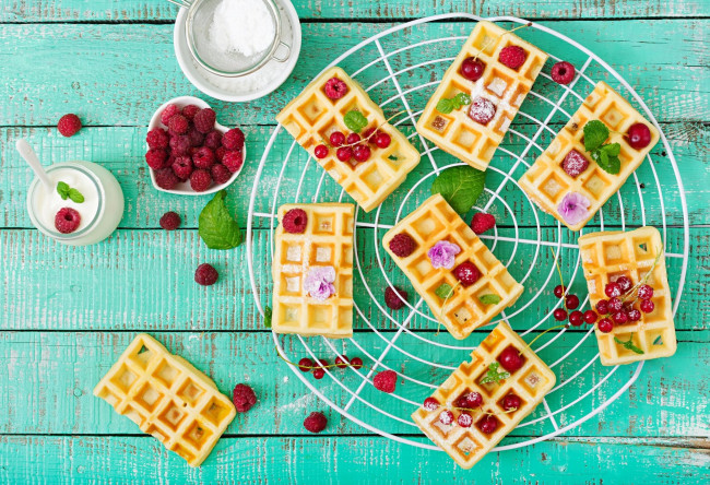 Обои картинки фото еда, блины,  оладьи, ягоды, вафли, малина, смородина