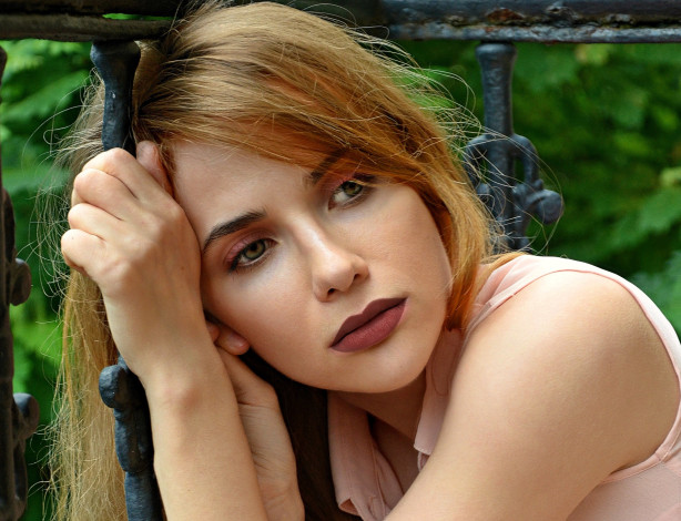 Обои картинки фото девушки, - лица,  портреты, блондинка, лицо, прутья