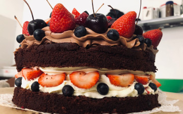 обоя еда, торты, ягоды, торт, клубника, черника, черешня, крем
