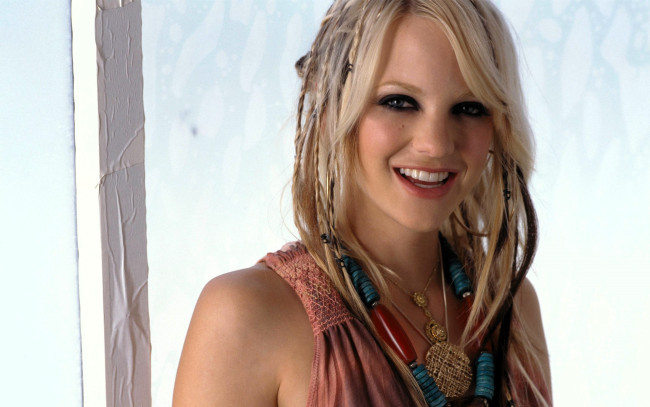 Обои картинки фото девушки, anna faris, блондинка, лицо, косички, украшения