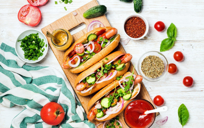 Обои картинки фото еда, бутерброды,  гамбургеры,  канапе, горчица, кетчуп, помидоры, хот, дог, базилик