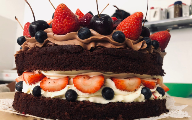 Обои картинки фото еда, торты, ягоды, торт, клубника, черника, черешня, крем