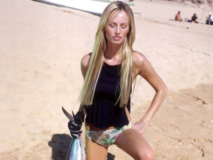 Картинка Adriana+Sklenarikova+Karembeu девушки karembeu девушка пляж рыба блондинка