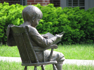 Картинка города памятники скульптуры арт объекты мальчик стулкнига