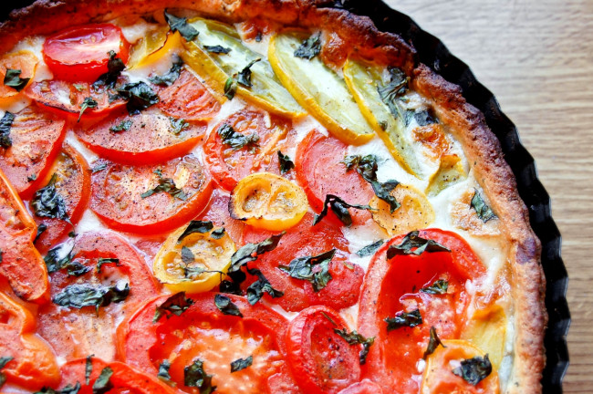 Обои картинки фото еда, пицца, зелень, помидоры, томаты