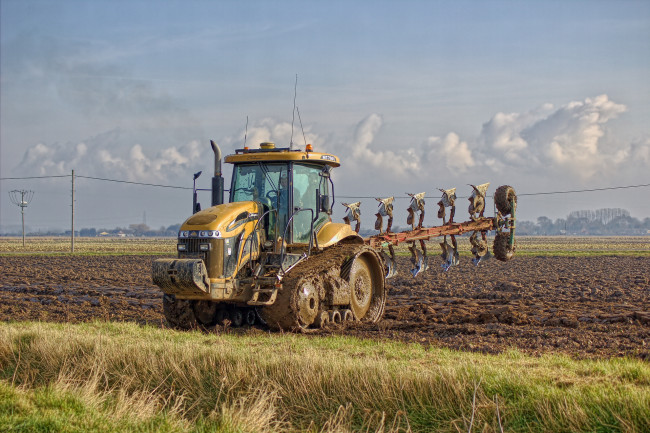 Обои картинки фото техника, тракторы на гусенецах, трактор, поле