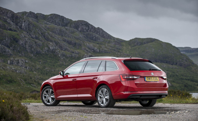 Обои картинки фото автомобили, skoda, красный, 2015г, uk-spec, combi, superb