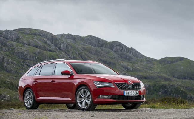 Обои картинки фото автомобили, skoda, uk-spec, combi, superb, красный, 2015г