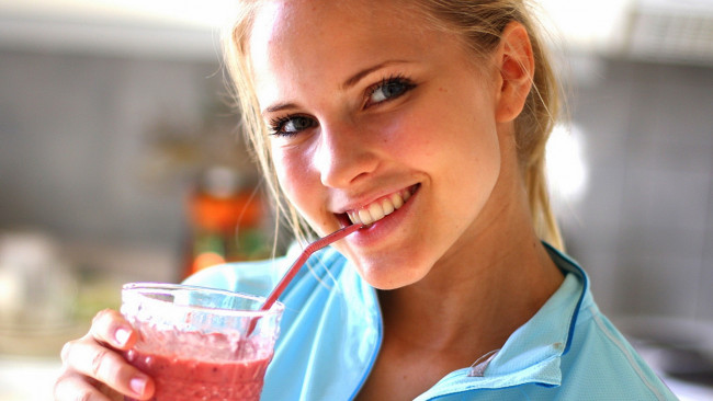 Обои картинки фото emilie nereng, девушки, лицо, блондинка, улыбка, коктейль