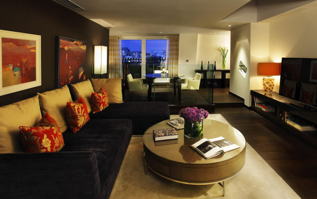 Обои картинки фото интерьер, гостиная, столы, телевизор, картины, окно, светильник, подушки, диваны