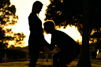 Картинка разное мужчина+женщина поцелуй деревья