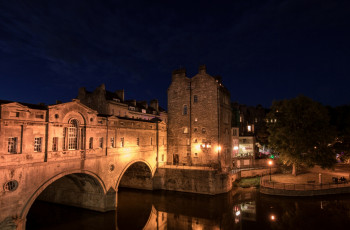 Картинка города -+огни+ночного+города водоем здания деревья фонари ночь