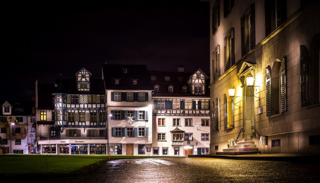 Обои картинки фото города, - огни ночного города, асфальт, трава, фонари, здания, ночь