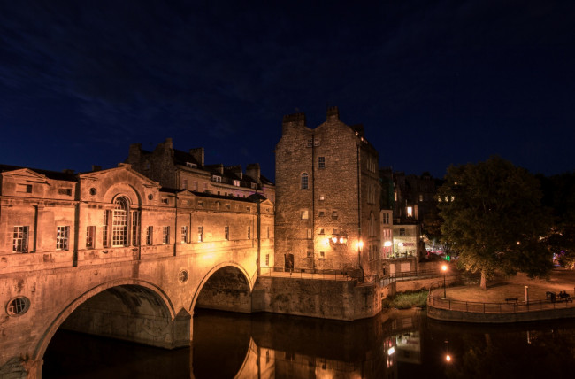 Обои картинки фото города, - огни ночного города, водоем, здания, деревья, фонари, ночь