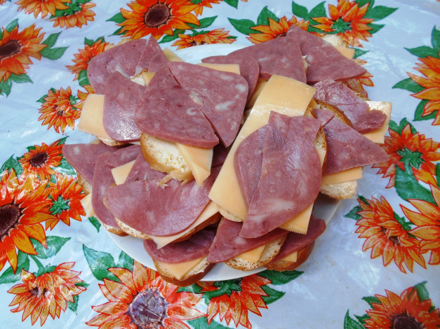 Обои картинки фото еда, бутерброды,  гамбургеры,  канапе, колбаса, хлеб, сыр