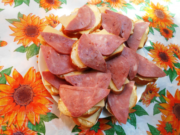 Обои картинки фото еда, бутерброды,  гамбургеры,  канапе, колбаса, хлеб, сыр