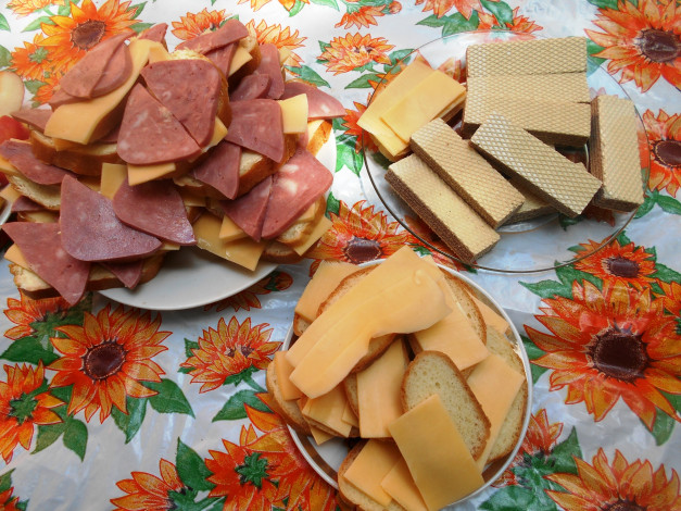 Обои картинки фото еда, бутерброды,  гамбургеры,  канапе, колбаса, хлеб, сыр, вафли