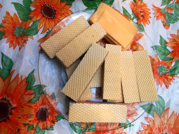 Обои картинки фото еда, пирожные,  кексы,  печенье, вафли, бутерброд, хлеб, сыр