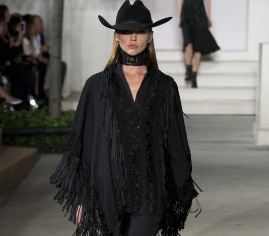 Обои картинки фото девушки, саша пивоварова, модель, блондинка, шляпа, пончо, подиум