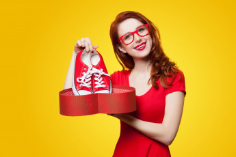 Картинка девушки -+рыжеволосые+и+разноцветные красное платье очки улыбка подарок кеды