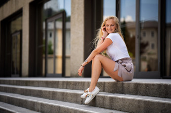 Картинка девушки -+блондинки +светловолосые ступеньки блондинка улыбка поза