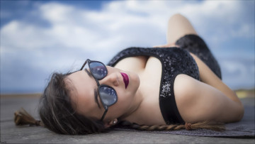 Картинка девушки -+брюнетки +шатенки брюнетка косички очки поза