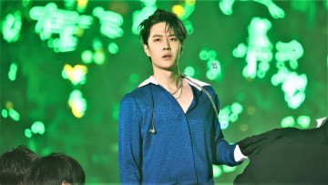 обоя мужчины, wang yi bo, актер, певец, рубашка, сцена