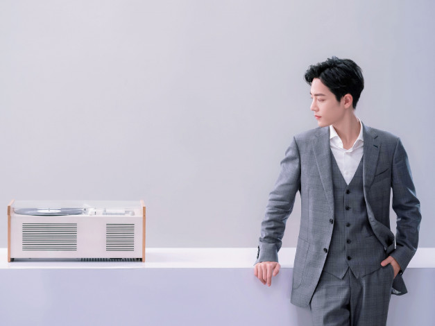 Обои картинки фото мужчины, xiao zhan, актер, костюм, проигрыватель