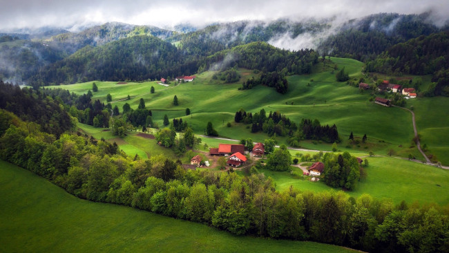 Обои картинки фото города, - панорамы, горы, туман, дома