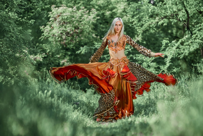 Обои картинки фото девушки, - блондинки,  светловолосые, блондинка, юбка