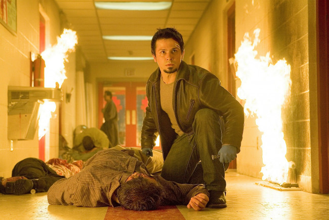 Обои картинки фото кино фильмы, planet terror, парень, трупы, коридор, огонь