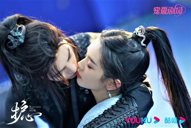 Обои картинки фото кино фильмы, back from the brink, пара, поцелуй