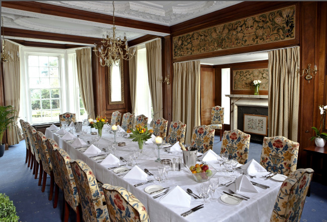 Обои картинки фото интерьер, столовая, сервировка, люстра, стулья, стол