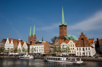 Картинка любек германия города улицы площади набережные река катера дома шпили