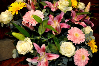 Картинка цветы букеты композиции розы лилии герберы