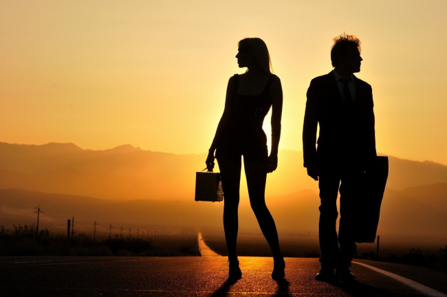 Обои картинки фото разное, мужчина женщина, двое, дорога, вечер, закат, силуэт, горы, горизонт, девушка, парень