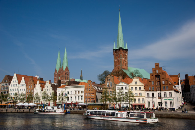 Обои картинки фото любек, германия, города, улицы, площади, набережные, река, катера, дома, шпили