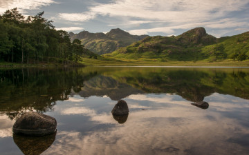 Картинка природа реки озера камни деревья озеро горы облака небо