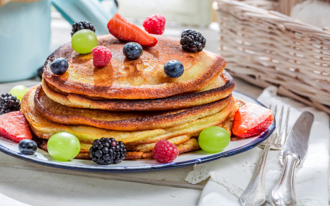 Обои картинки фото еда, блины,  оладьи, клубника, grapes, ежевика, pancakes, blackberry, выпечка, виноград, strawberry