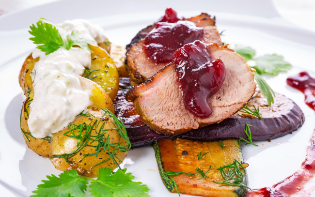 Обои картинки фото еда, мясные блюда, баклажаны, соус, картофель, мясо, sauce, potato, meat, зелень