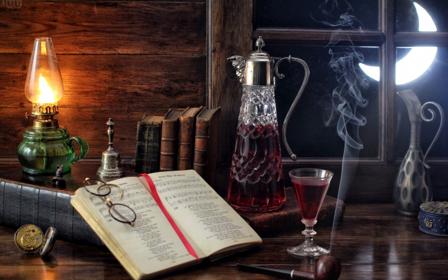 Обои картинки фото еда, напитки,  вино, натюрморт, графин, вино, бокал, книга, ноты, трубка, окно, луна, дым, очки, колокольчик, лампа, часы