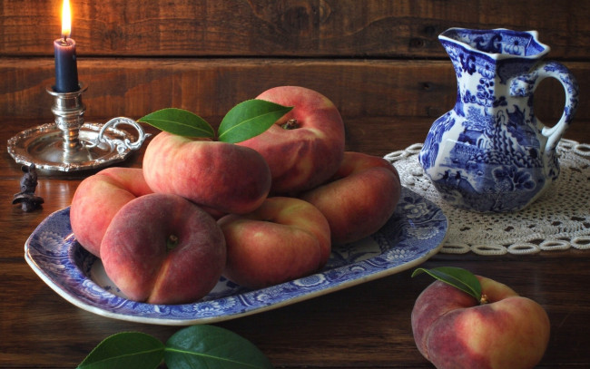 Обои картинки фото еда, персики,  сливы,  абрикосы, листья, свеча, кувшин, натюрморт