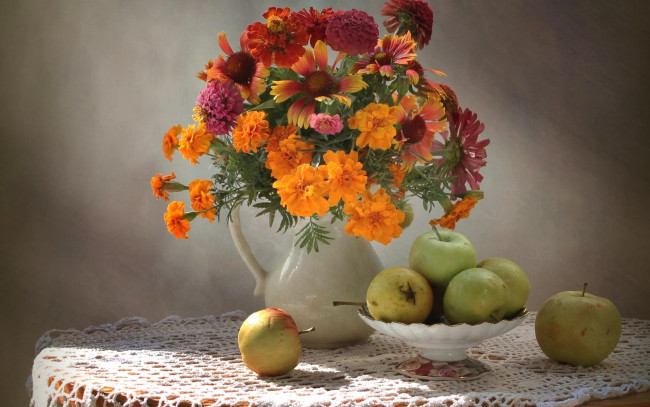 Обои картинки фото еда, Яблоки, натюрморт, букет, бархатцы, гайлардия, цинния, яблоки