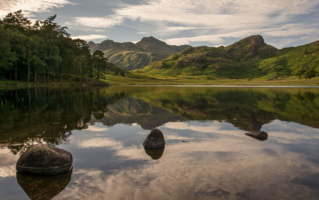 Обои картинки фото природа, реки, озера, камни, деревья, озеро, горы, облака, небо